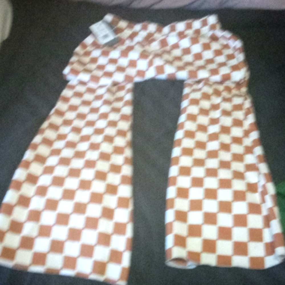 Hello gorgeous swear pants that are been bottoms size is small.